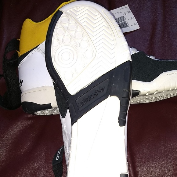 NWT Adidas athletic shoes Originals RETRO MEN 9.5 LAKERS COLORS Gold Purple